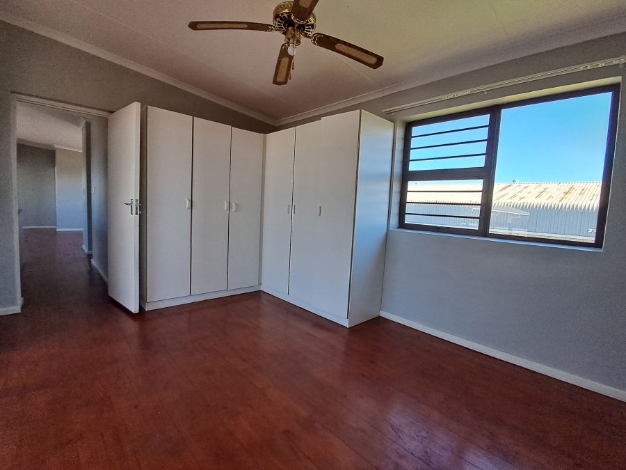 To Let 3 Bedroom Property for Rent in Wavecrest Eastern Cape